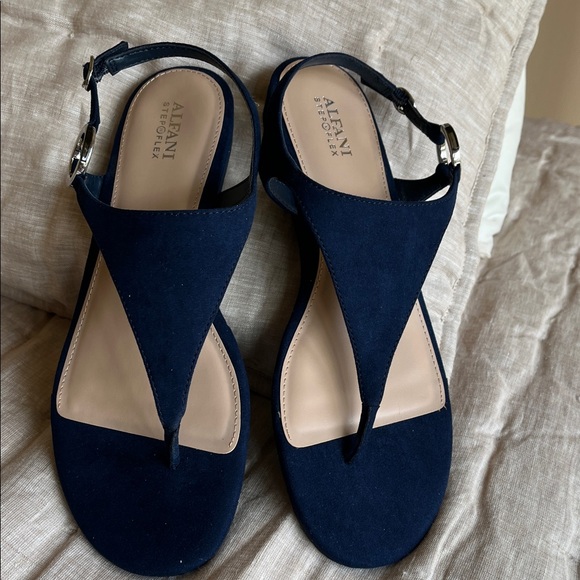 Alfani  Sandals 11 navy thong - Picture 2 of 9